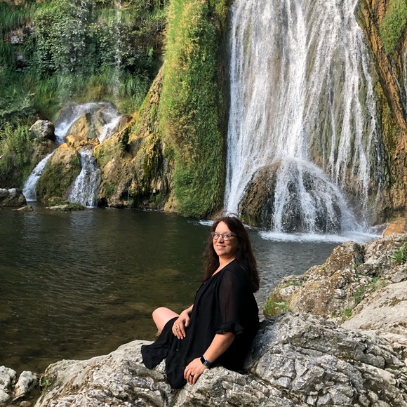 Meet your Posher, Yoshiko - Picture 1 of 2